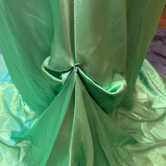 Mori Lee by Madeleine Gardner  keyhole neck formal dress size 8 green - Picture 12 of 13